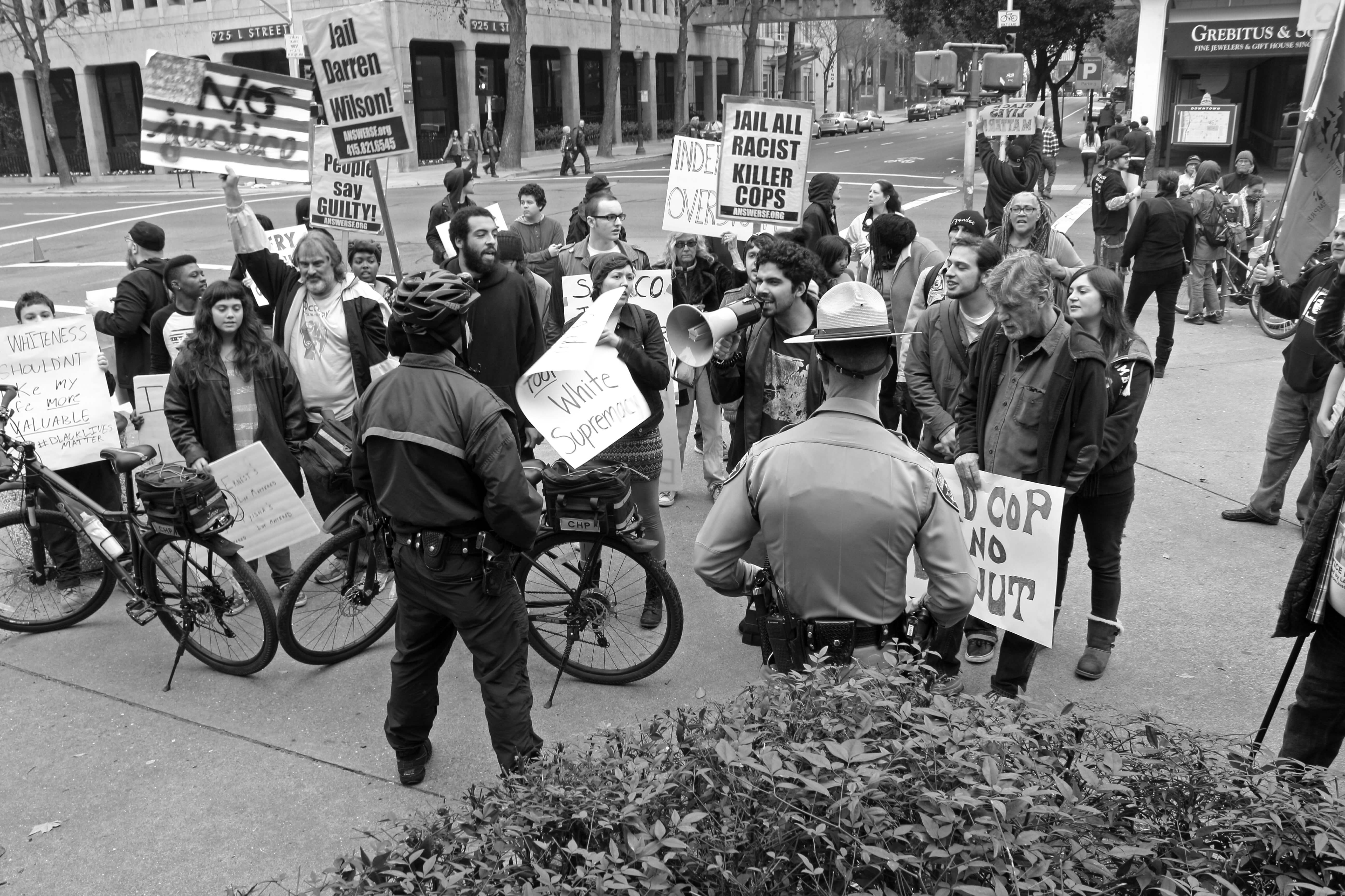 [Video] Cops Attack Counter-protest at Capitol, Block Public Sidewalk ...